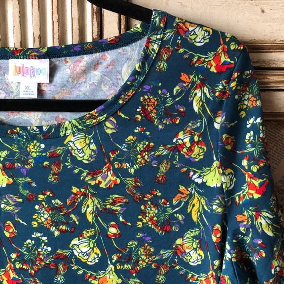 ♦️2/$30 LuLaRoe Gigi Fitted Top Floral - Picture 2 of 6